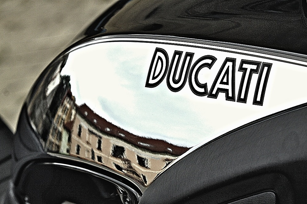 Fight: Ducati Diavel vs. Harley Davidson V-Rod